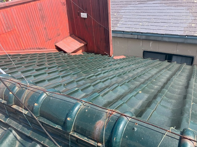 壁を屋根につないで補強している